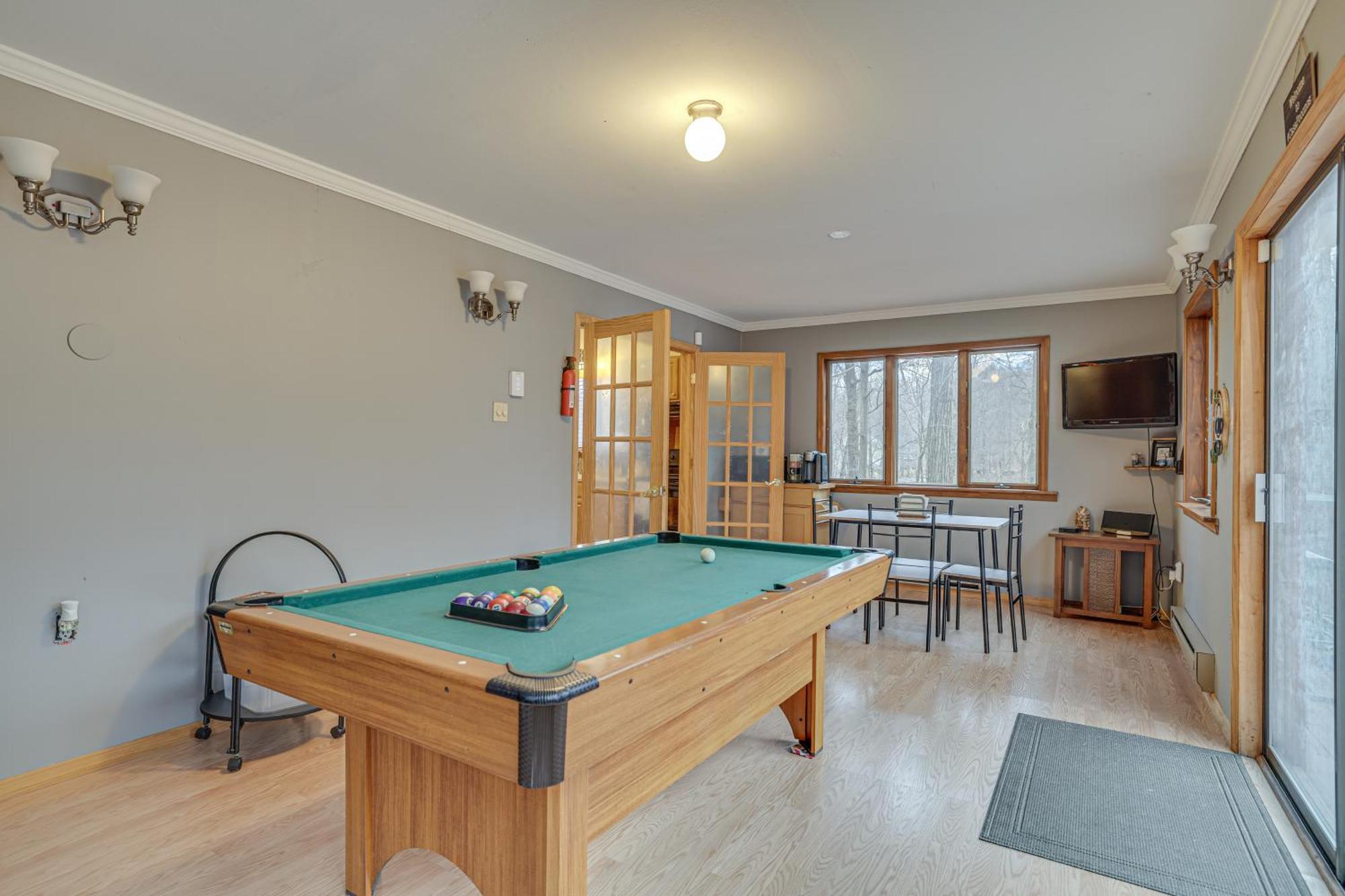 Poconos Family Home - Near Falls With Resort Perks! Bushkill Bagian luar foto